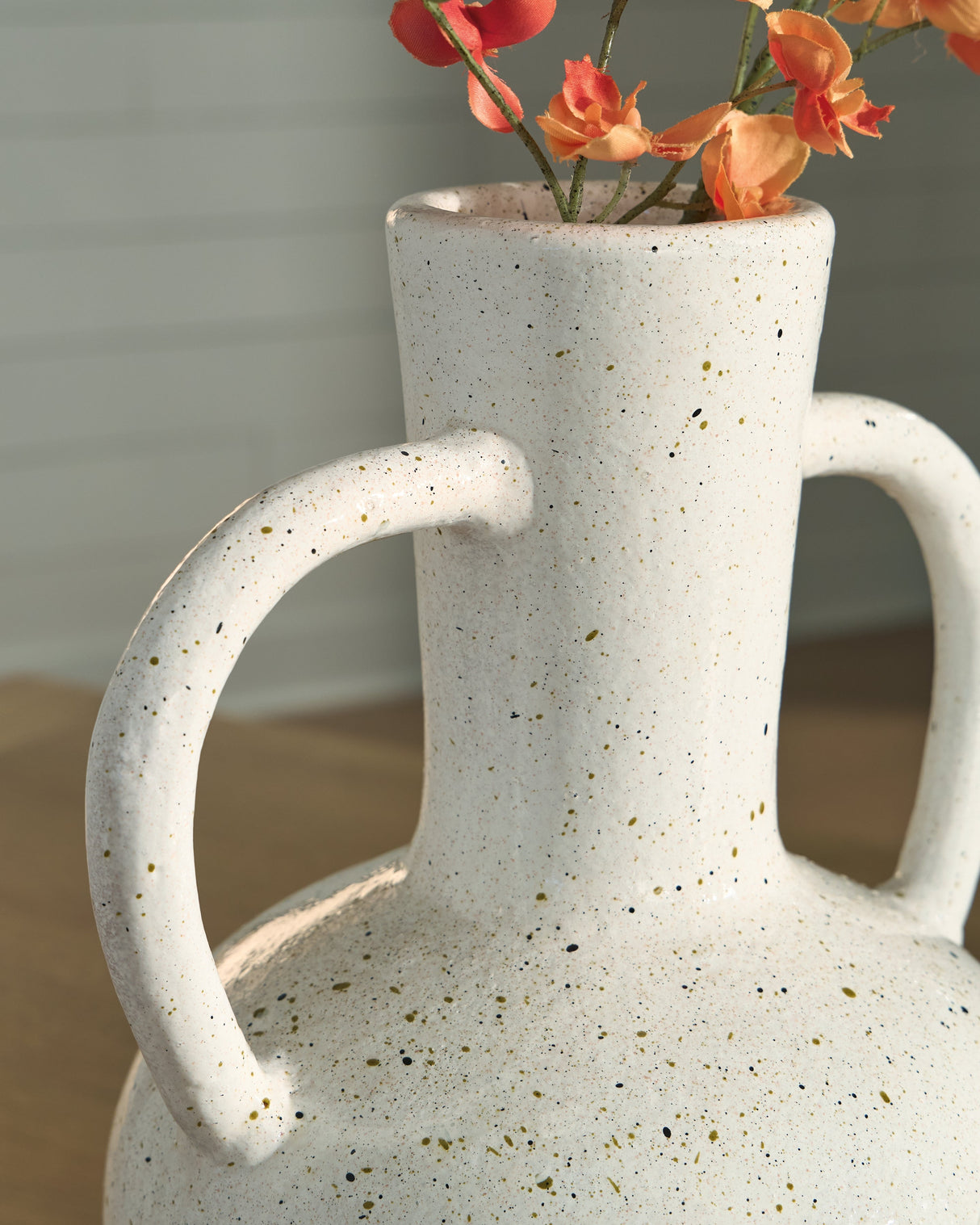 Dallinworth White/Black Vase by ASHLEY FURNITURE at Eve Furniture