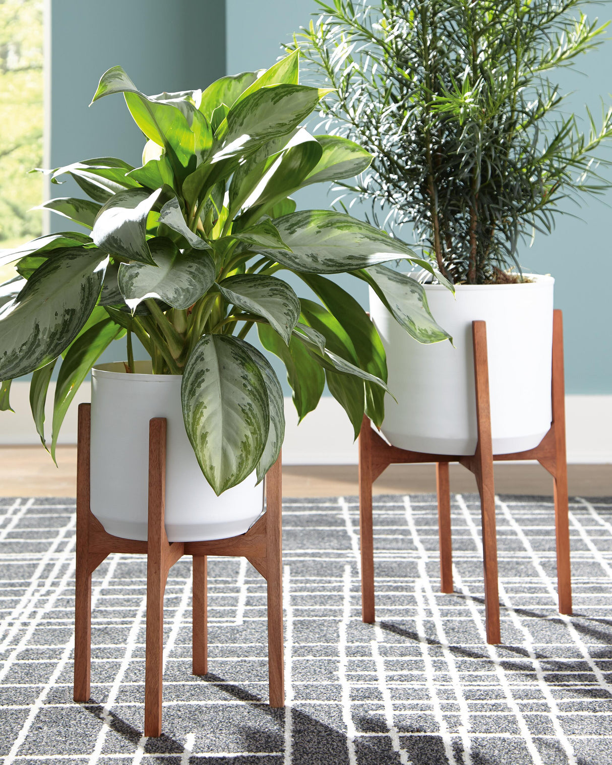 Dorcey White/Brown Planter by ASHLEY FURNITURE at Eve Furniture