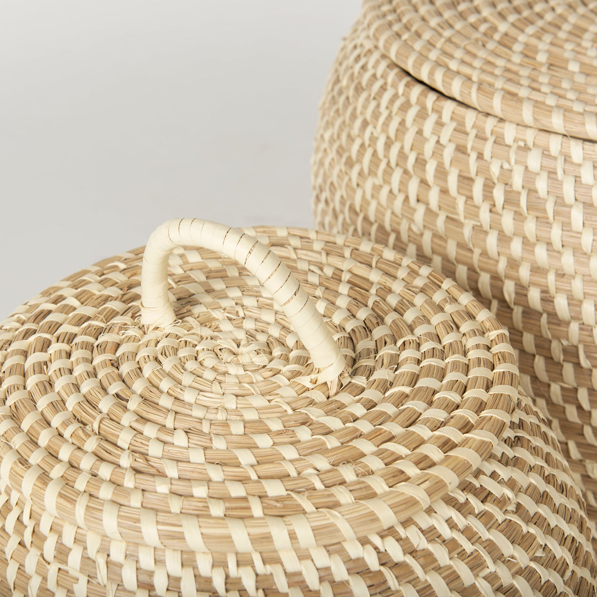 Kalopa Set of 2 Seagrass Floor Baskets w/ Flat Handled Lid by Mercana at Eve Furniture