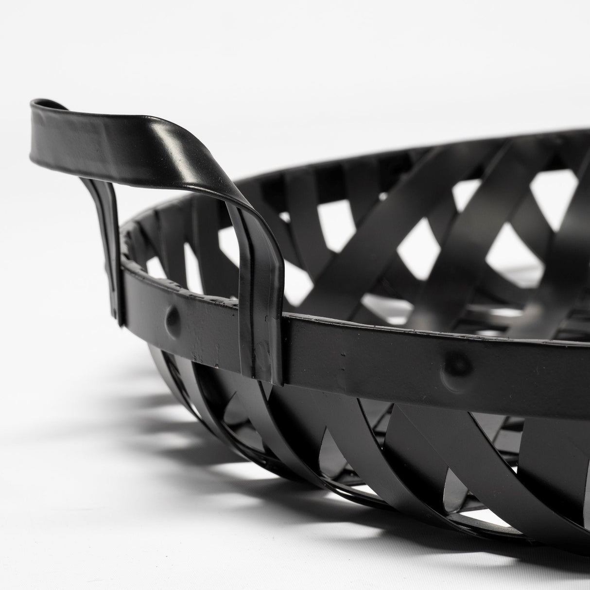 Lito (Set of 2) Black Woven Metal Round Serving Trays by Mercana at Eve Furniture