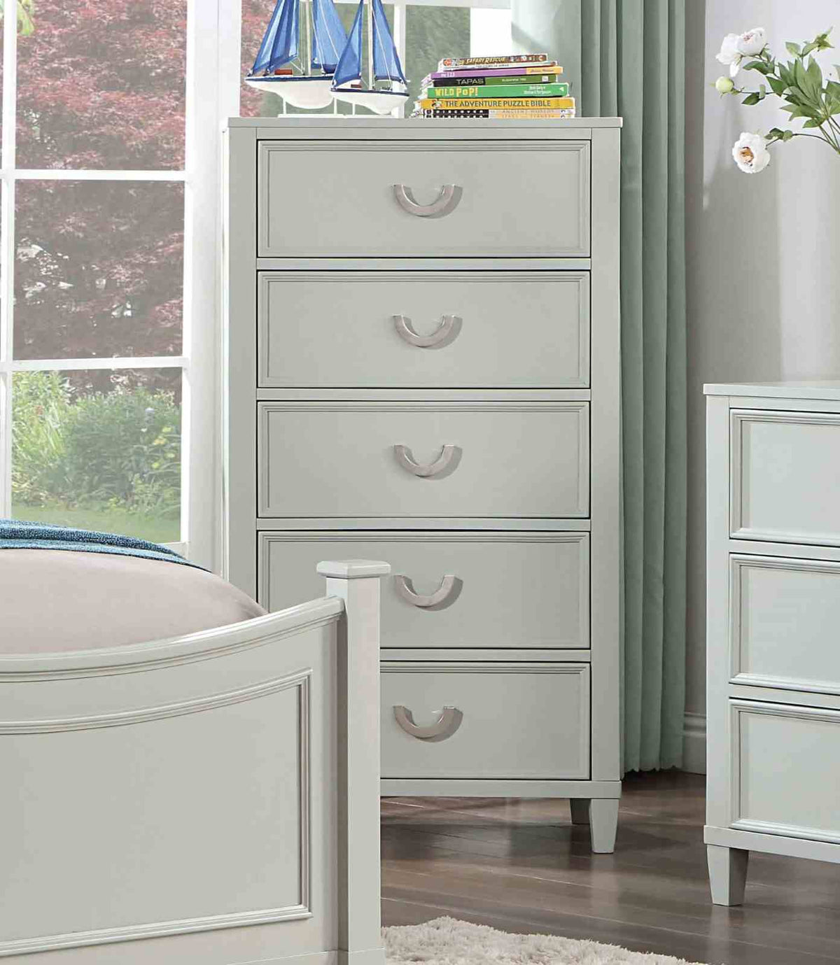 Lycorida Gray Chest