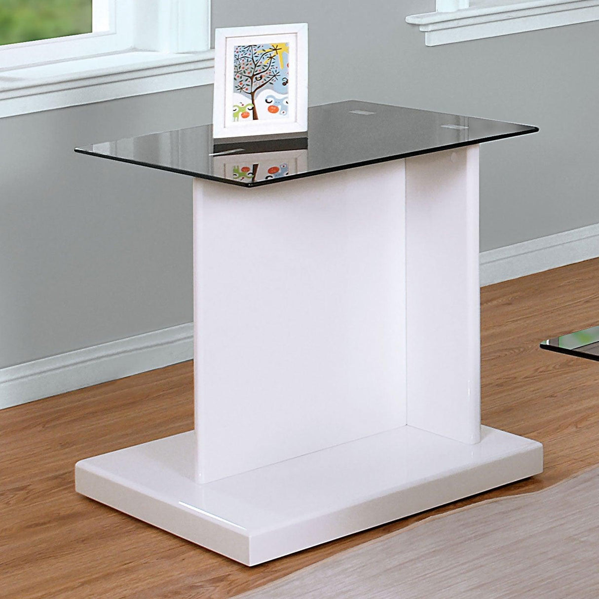 Mannedorf Black/White End Table