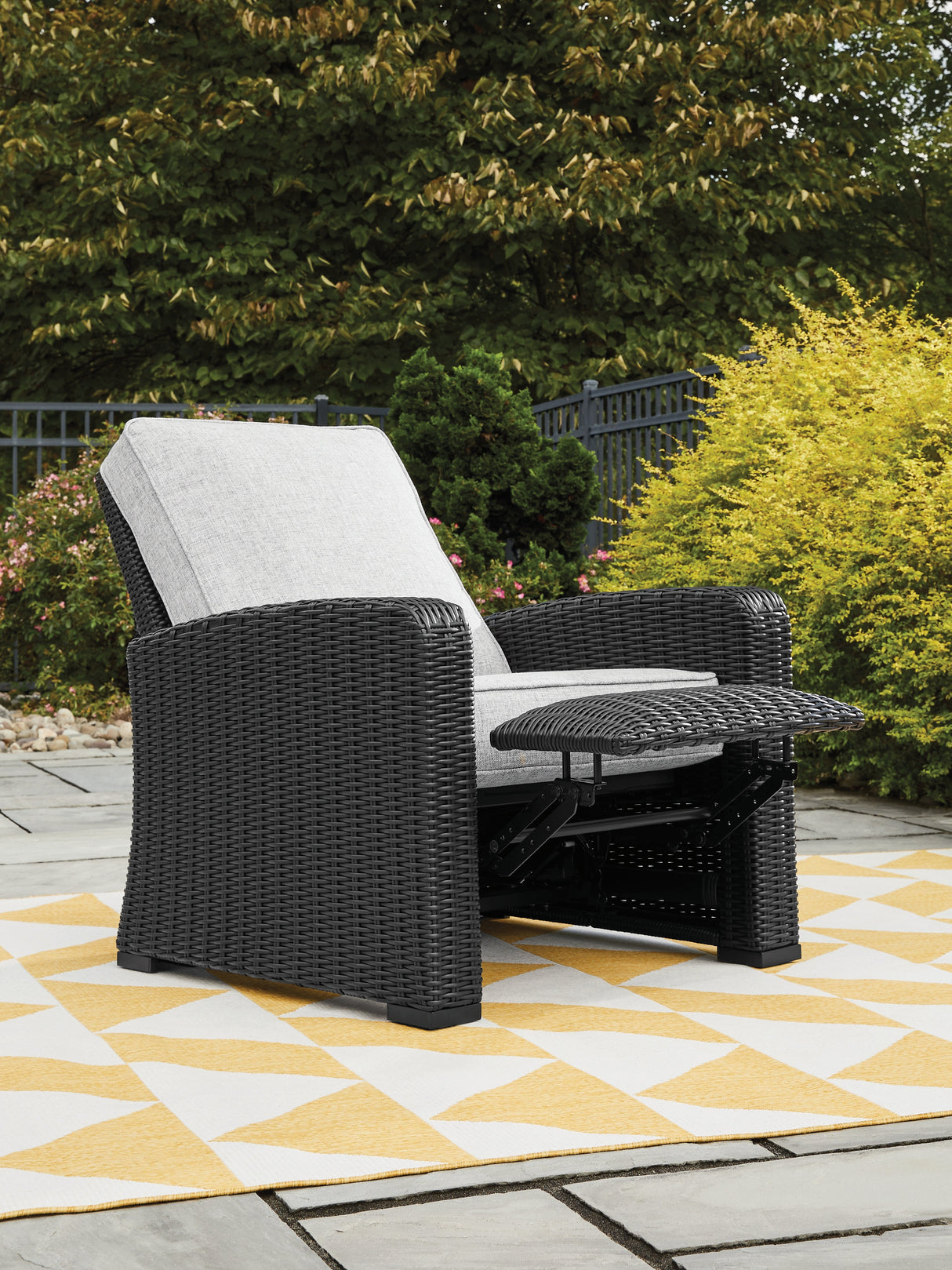 Beachcroft Black/Light Gray Outdoor Recliner