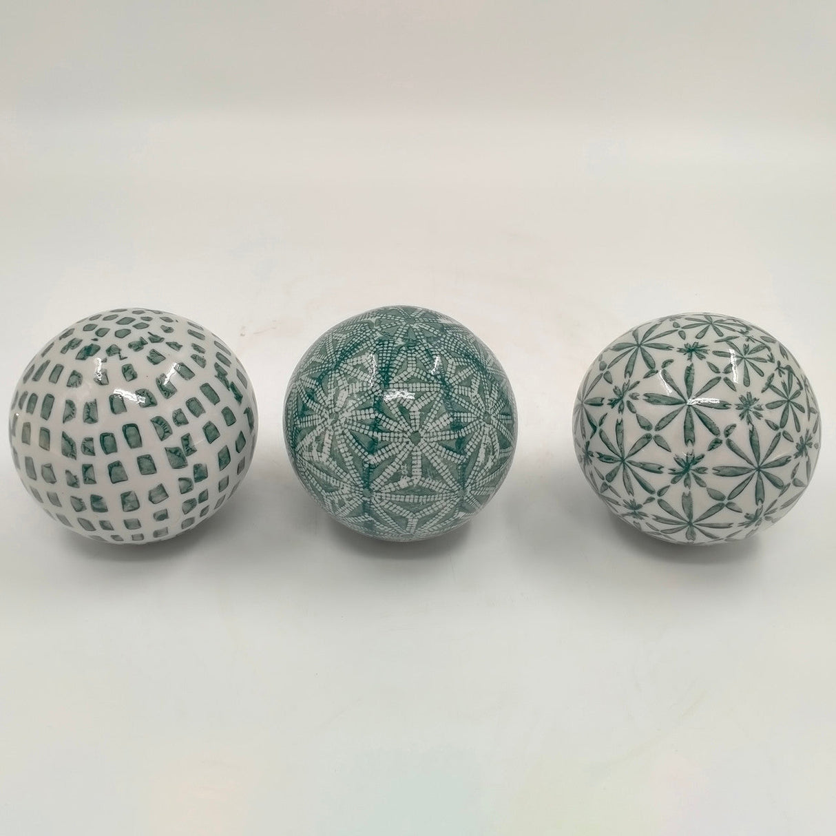 Cer, Boxed 4" 3/a Painted Orbs, Green