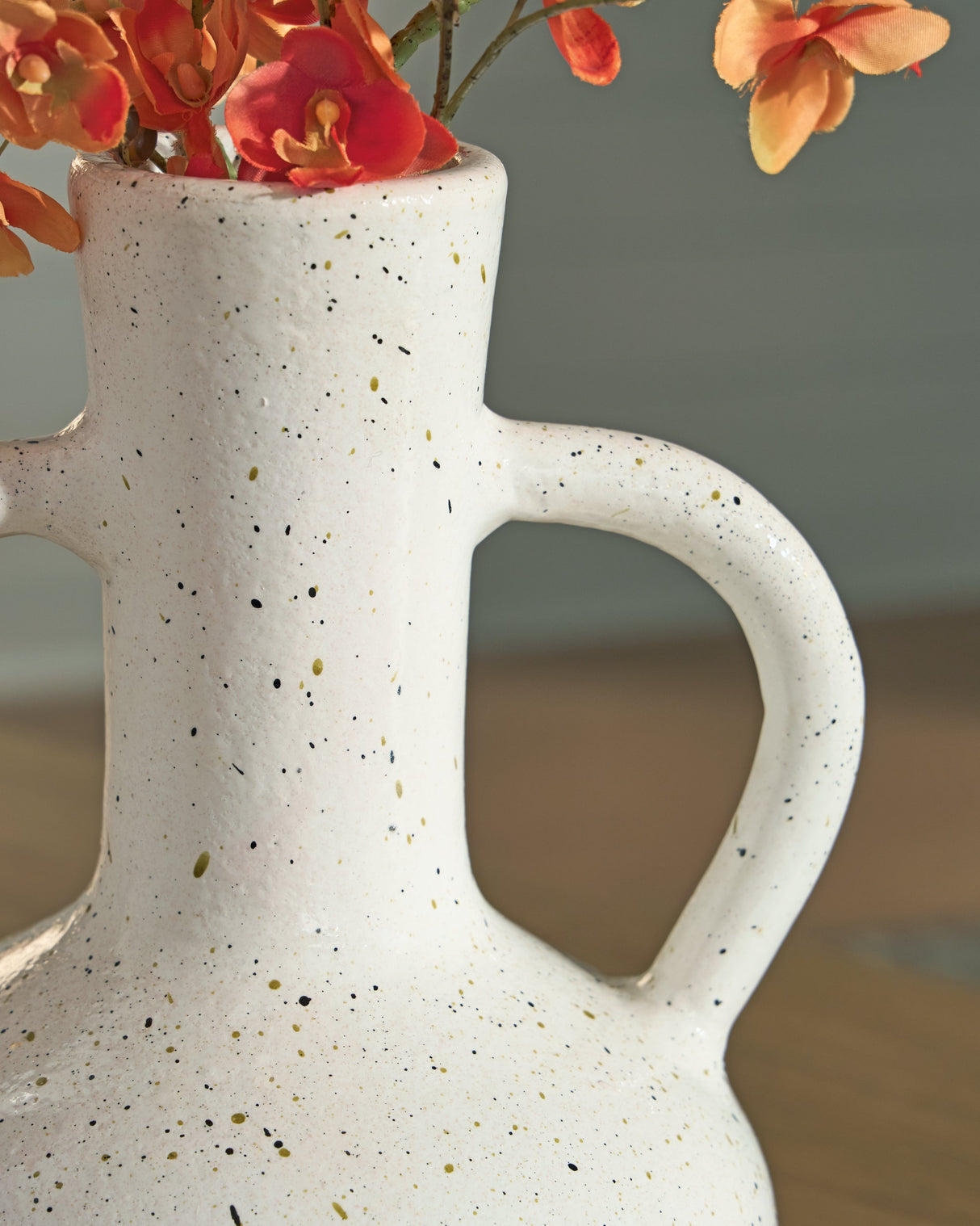 Dallinworth White/Black Vase by ASHLEY FURNITURE at Eve Furniture