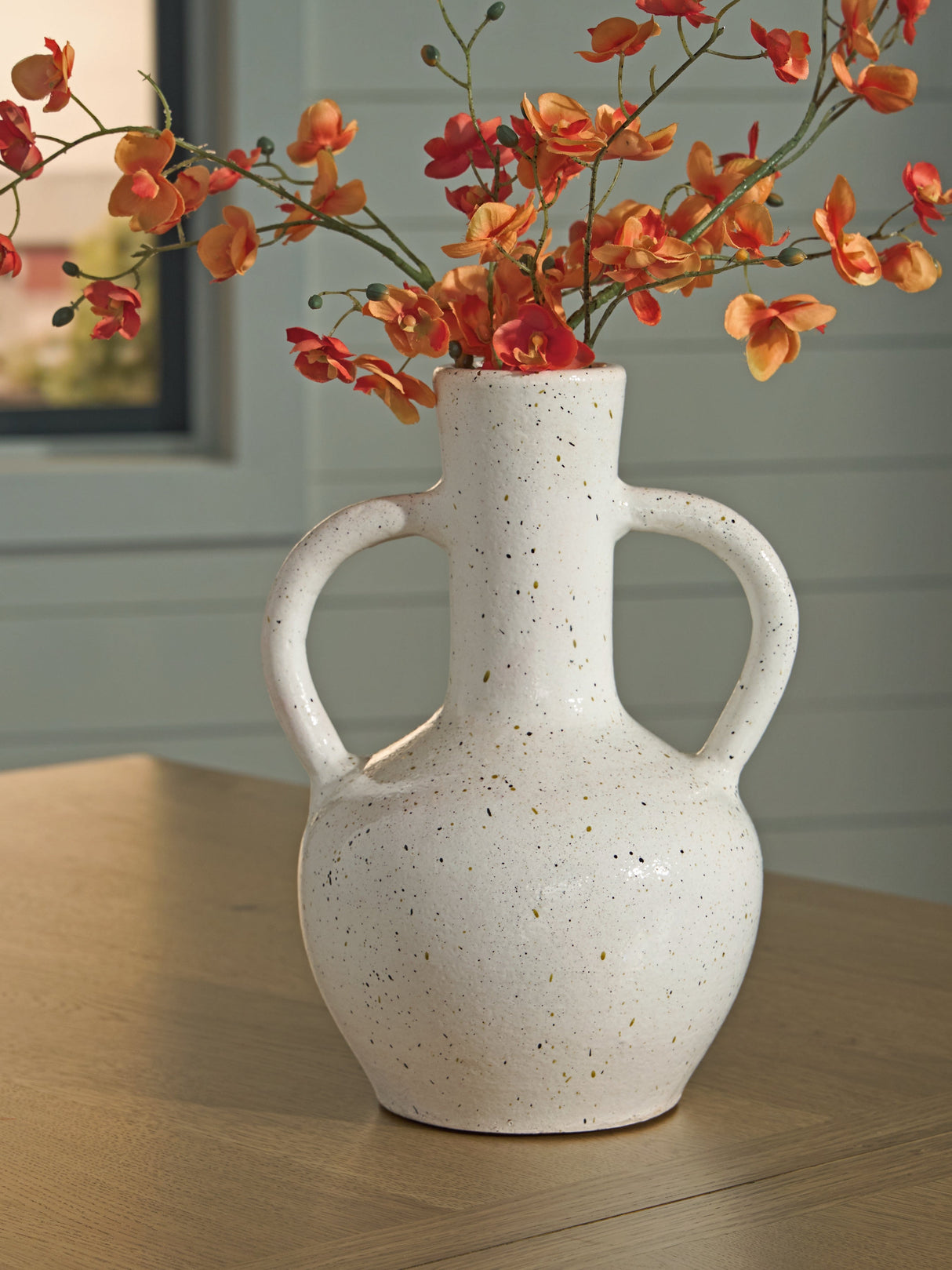 Dallinworth White/Black Vase by ASHLEY FURNITURE at Eve Furniture