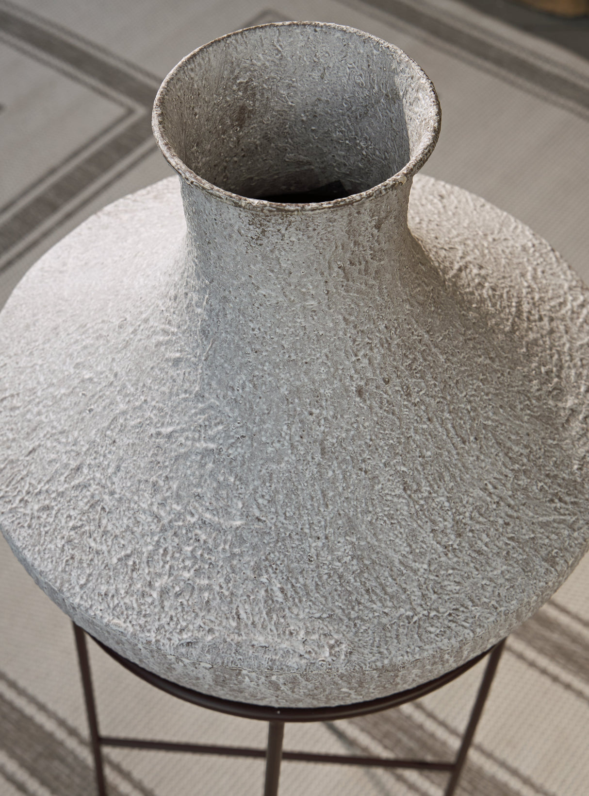 Estonbank Distressed Cream Vase by ASHLEY FURNITURE at Eve Furniture