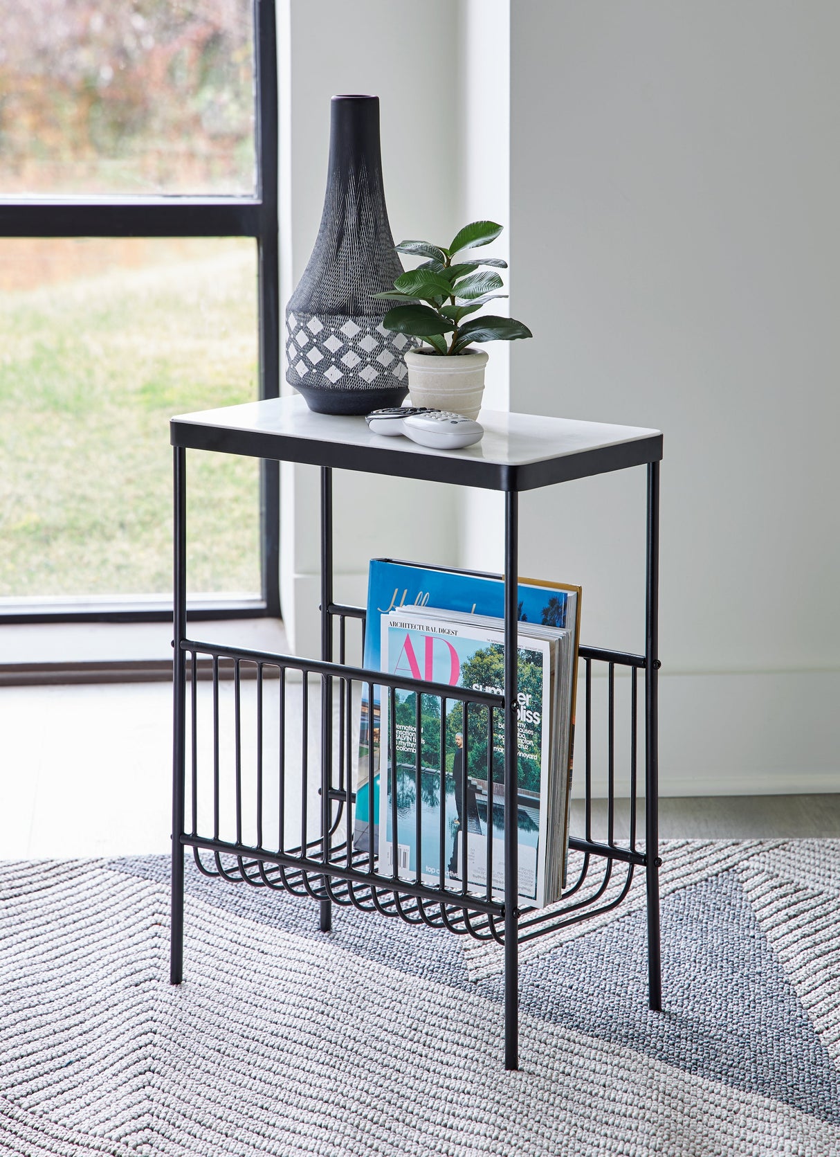 Issiamere Black/White Accent Table