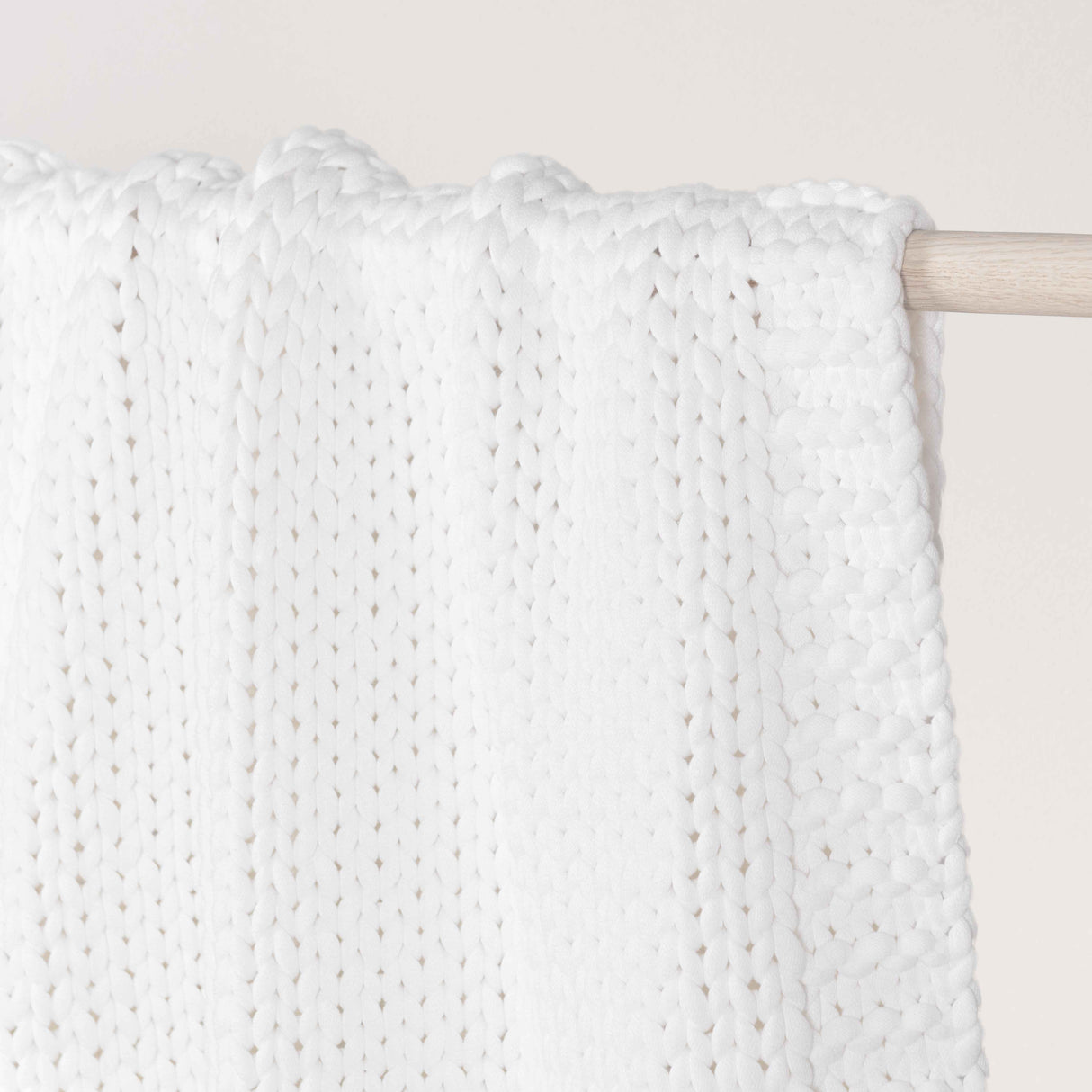 TC Dyne White Throw 50x70 by Classic Home at Eve Furniture
